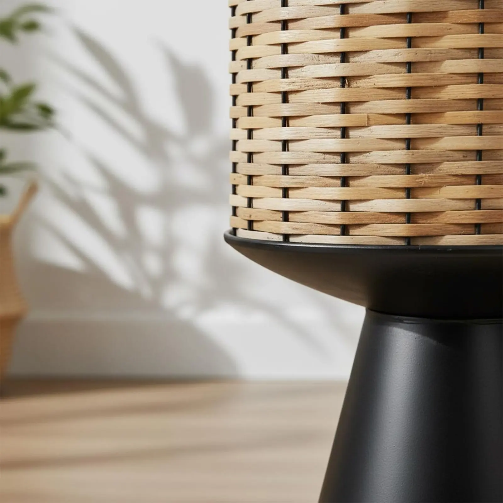 

Напольное кашпо в минималистичном стиле, плетеное из ротанга, с подставкой, современный дизайн для балкона и помещений.