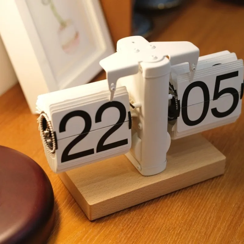

Retro Mechanical Desk Clock Auto Flipping Page Timepiece Natural Wood Texture Household Ornament Bedroom and Living Room Decor