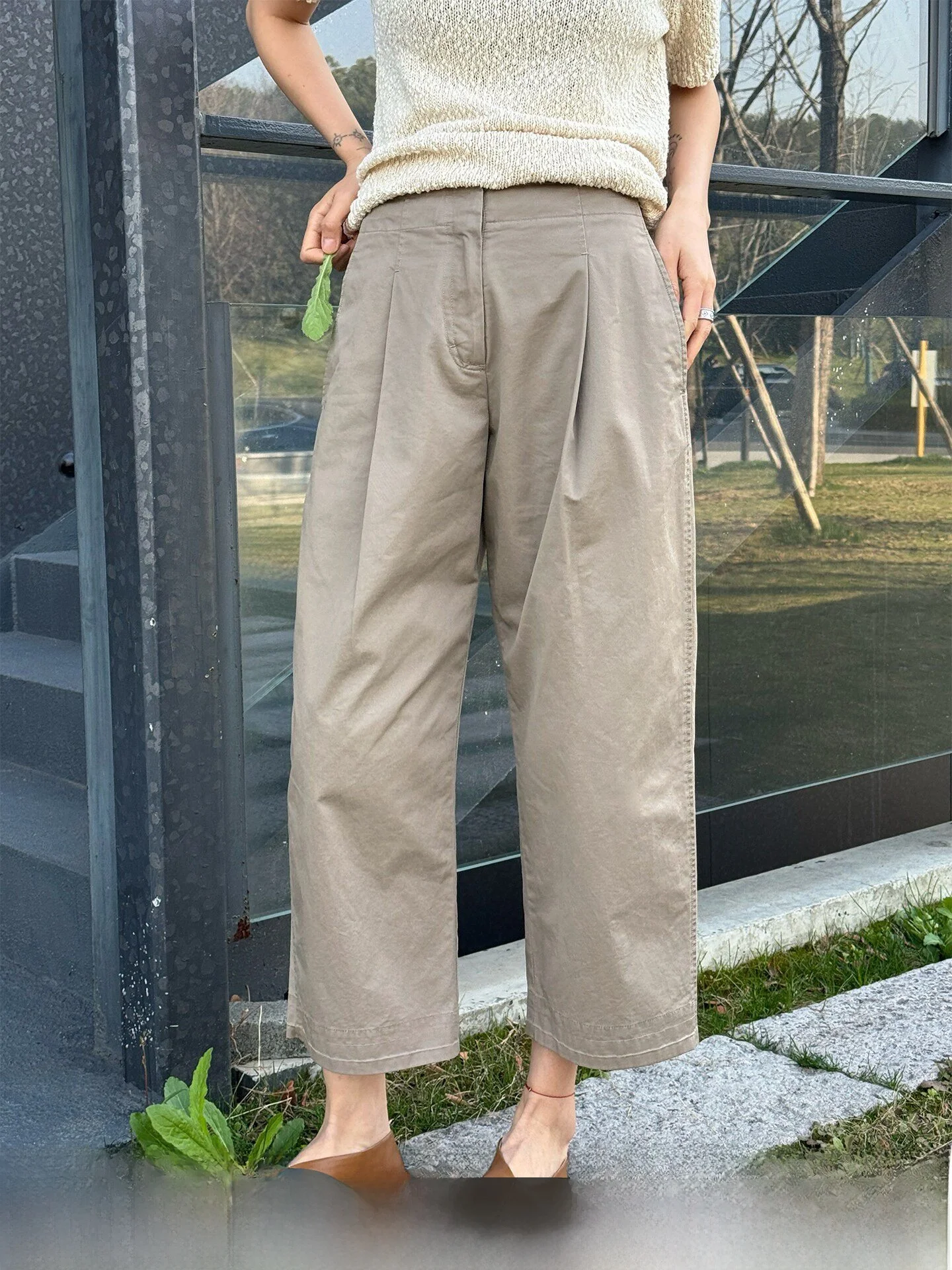 

Женские повседневные брюки прямого кроя цвета хаки, удобные, свободные, хлопковые, плиссированные, стройнящие, летние, новинка от Zhou Xiaoya