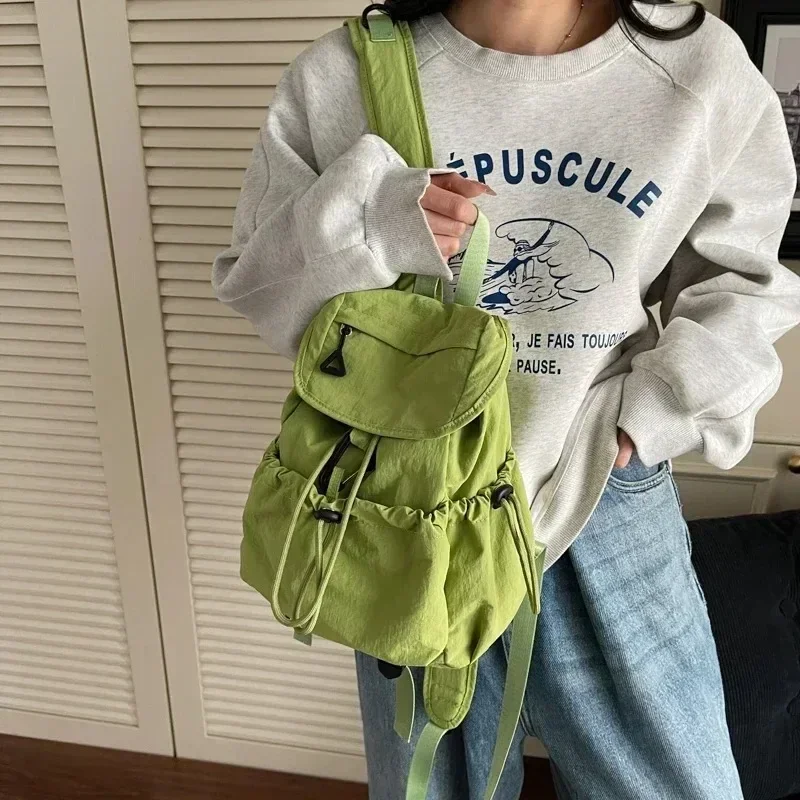 

Нейлоновые однотонные рюкзаки большой вместимости 2026: Хит продаж, повседневные сумки на шнурке для женщин, летние студенческие простые женские сумки