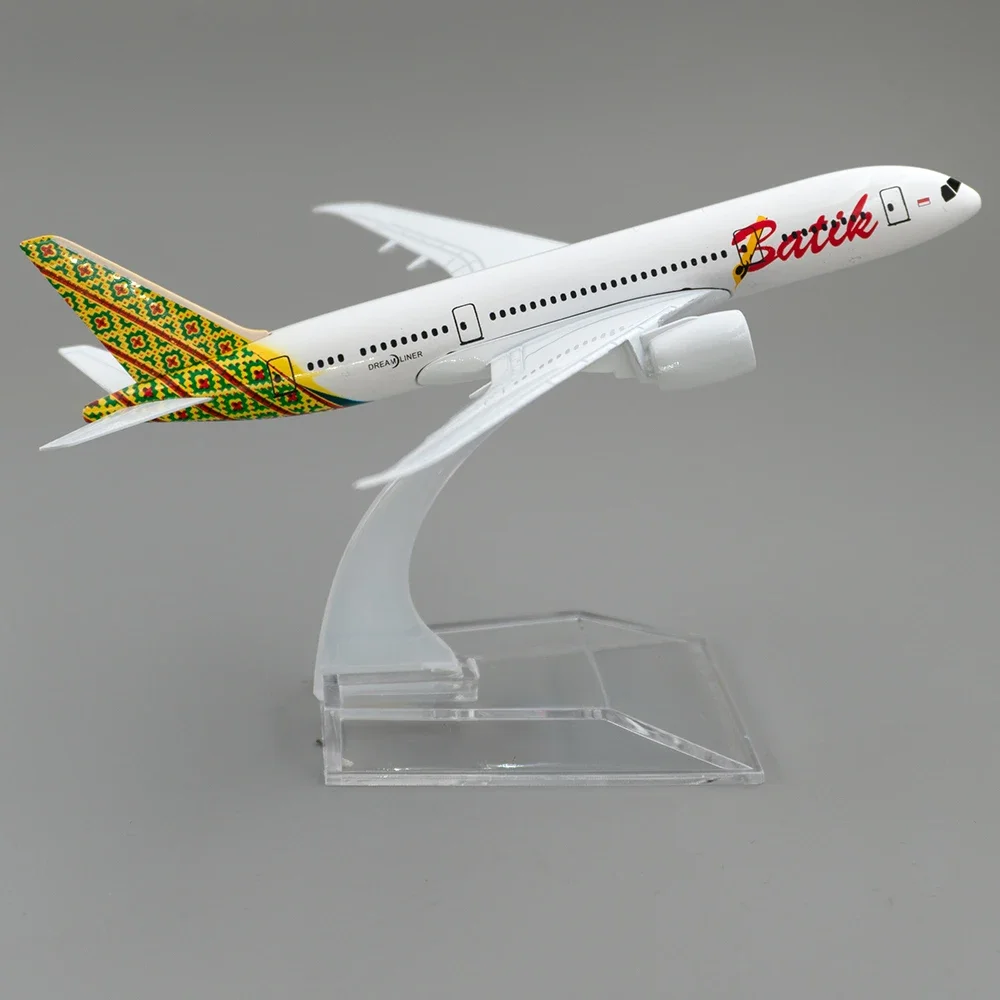 1/400 طائرة بوينغ 787 الإندونيسية الباتيك الهواء 14 سنتيمتر سبيكة طائرة B787 نموذج الأطفال هدية لجمع مكتب الديكور