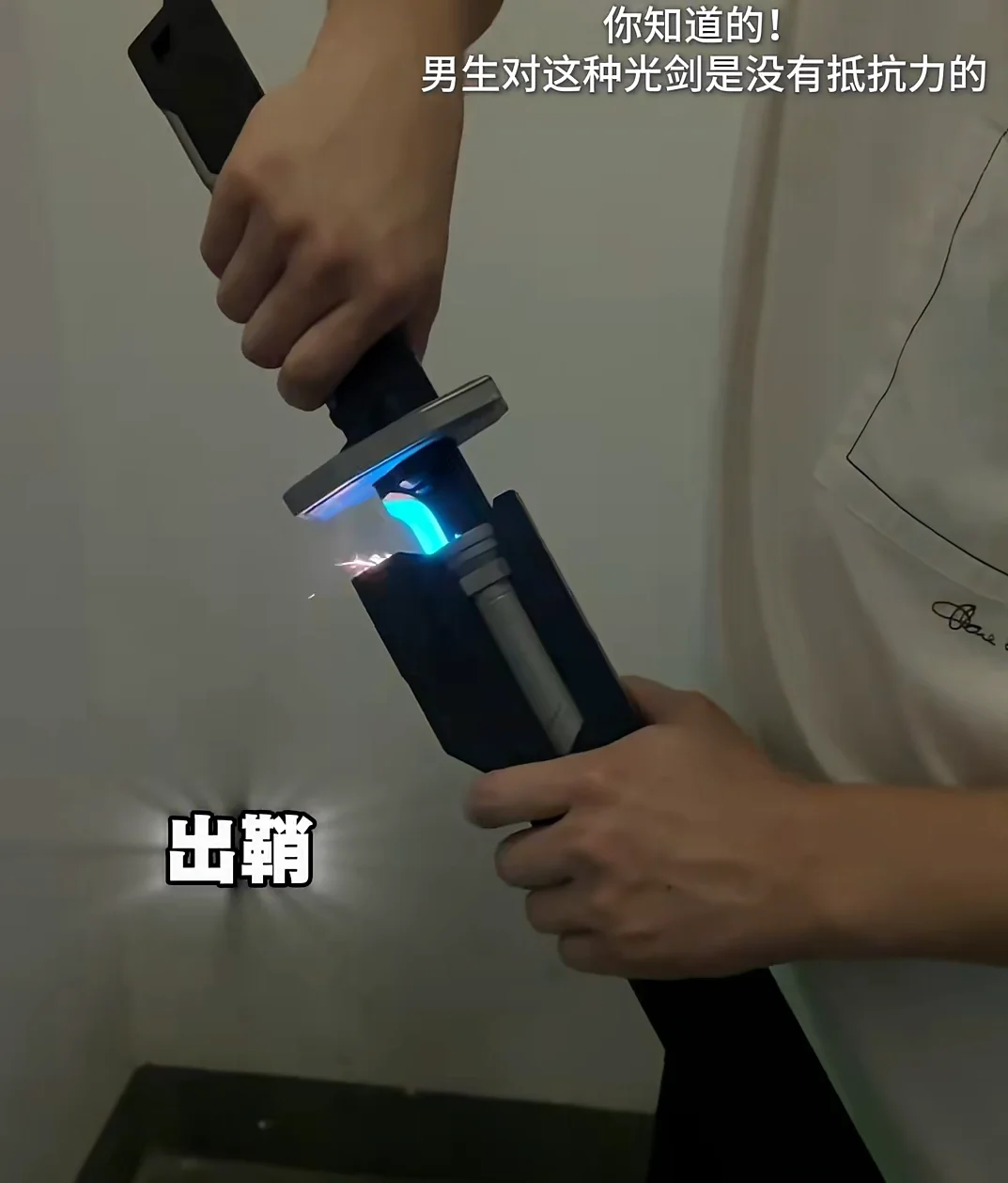 45 cm oplaadbaar regenboog led-lichtgevend cyberzwaard met vonk- en rookeffect Gratis USB-druppelkop en 5 Flint Sparks-upgradewaarschuwing