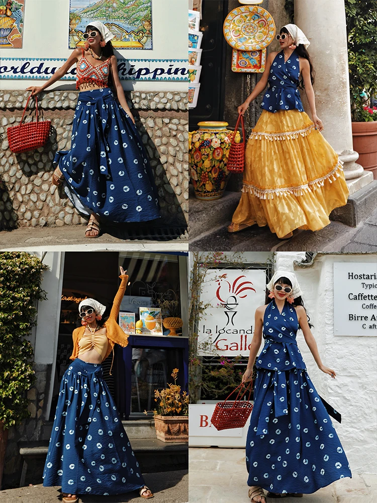 

Комплект женской летней одежды: топ на бретельках с винтажным синим принтом и юбка с поясом, коллекция Milan Diary