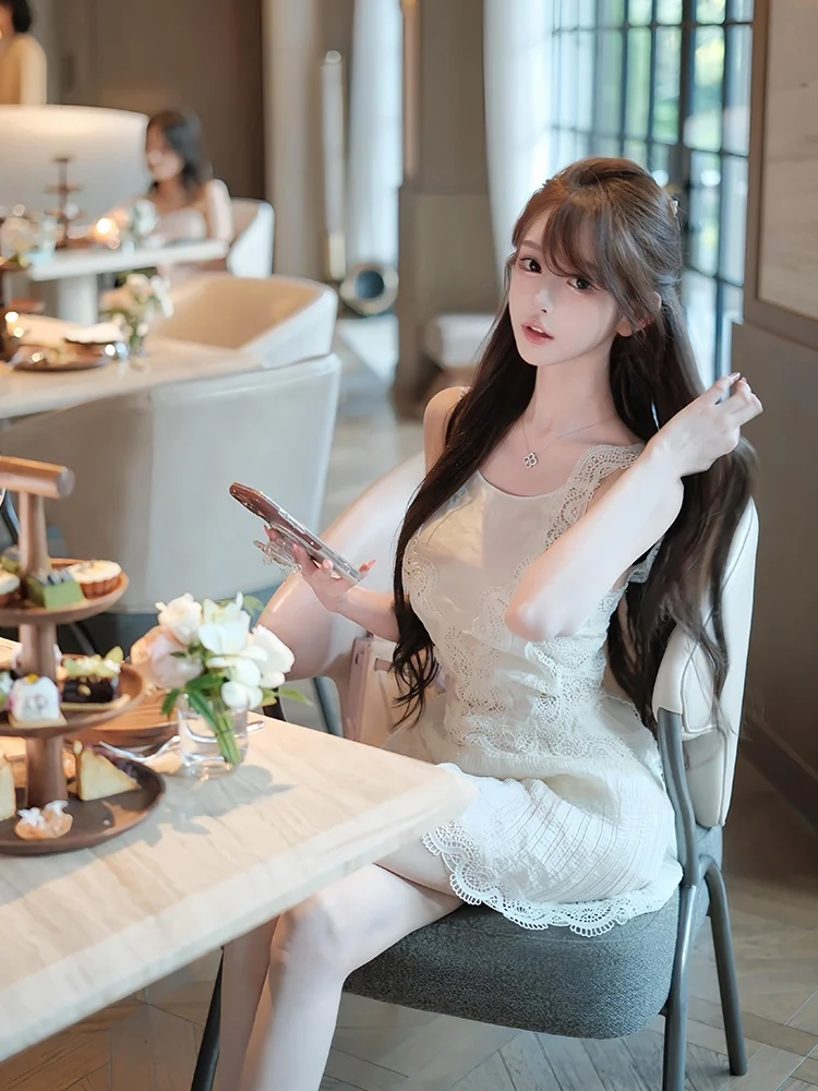 

Elegant Lace Backless Short A-Line Dress Women's Summer Casual Embroidered Sleeveless Zipper Closure Slimming Polyester Fiber