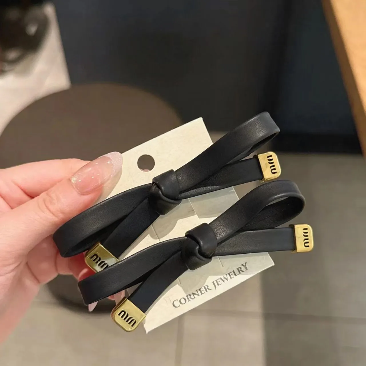 

Новая модель 2026 года: Женская заколка для волос из темно-черной кожи с бабочкой и классической надписью, 8 см, модный аксессуар для повседневного использования и вечеринок