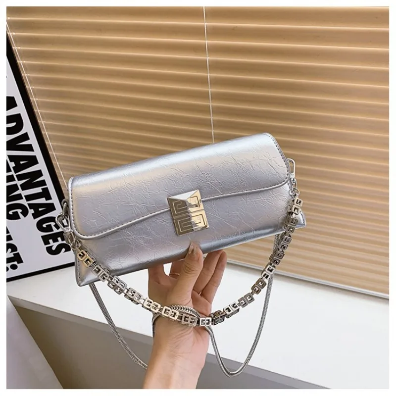 حقيبة كروس نسائية جلدية أنيقة بتصميم كلاسيكي من العلامة التجارية الفاخرة من قبل المصمم الشهير لإكسسوارات أزياء السيدات