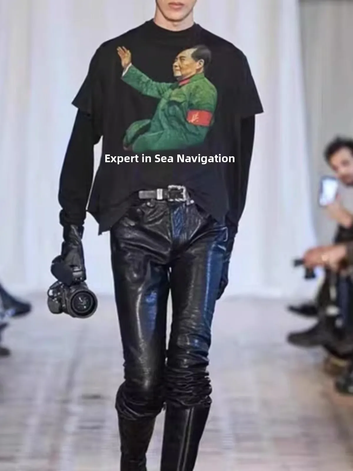 

Классическая черная плотная хлопковая футболка с коротким рукавом, со спущенным плечом, винтажный стиль, с морским навигационным принтом на спине.