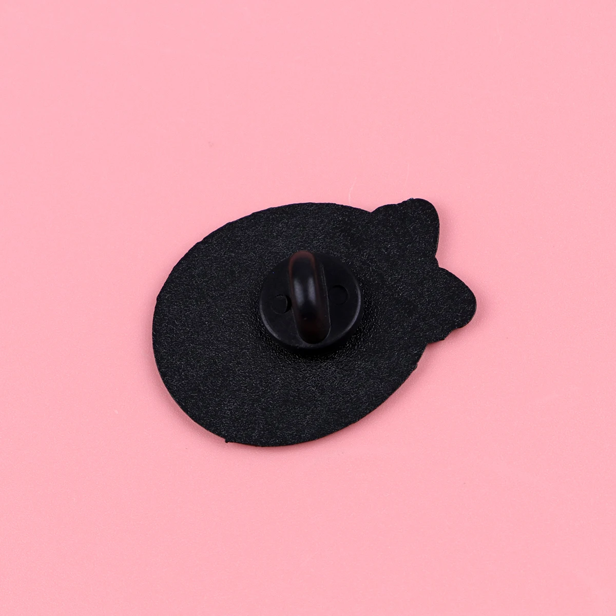 انمي ياباني ماجيك القط الأسود دبابيس للملابس المينا دبابيس النساء الرجال شارات التلبيب دبابيس لملحقات حقيبة الظهر