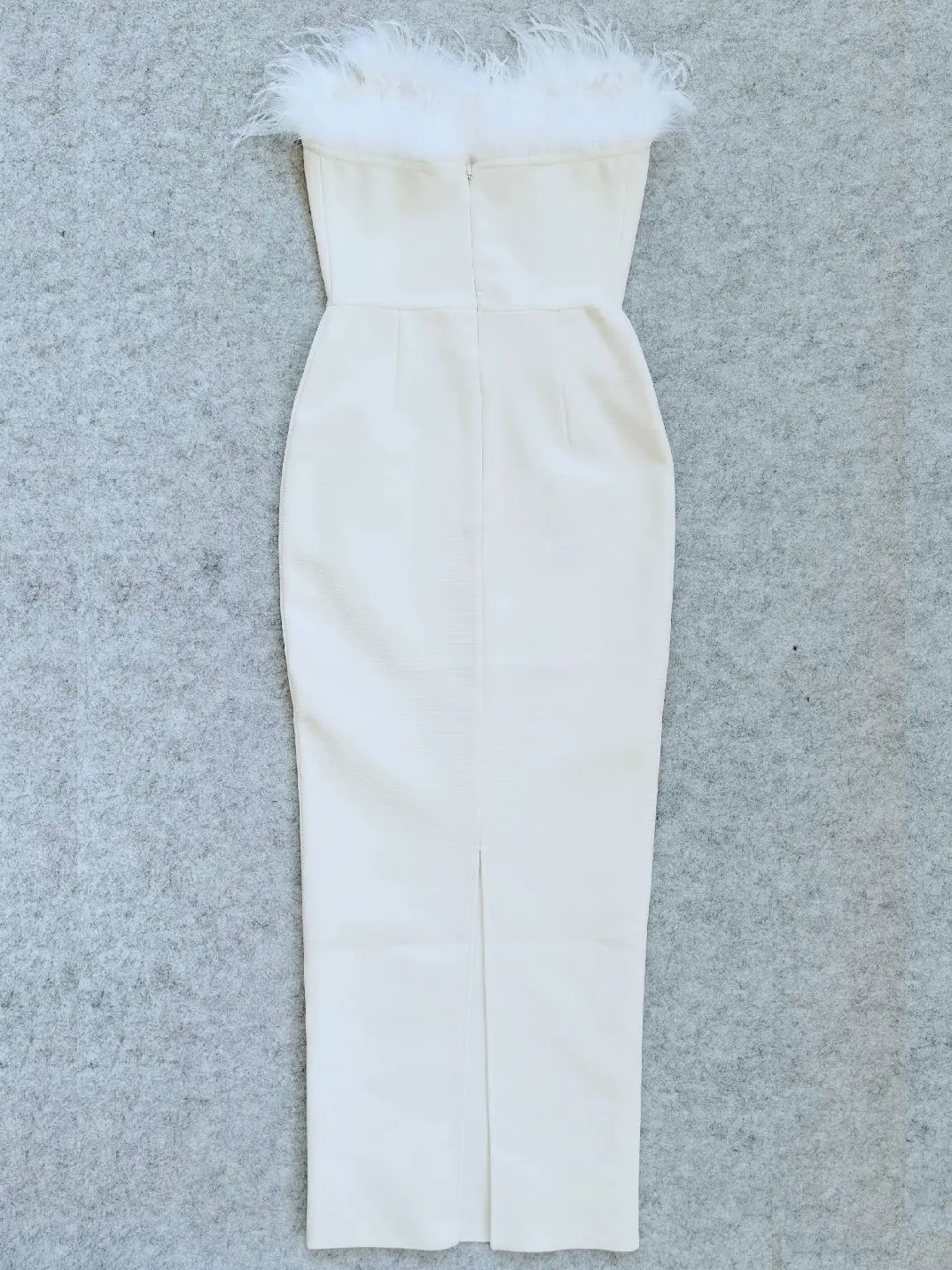 فستان حفلات مسائية عالي الجودة من الريش الأبيض للنساء لصيف 2025 وشوكة مفتوحة وأشرطة سوداء بدون ظهر