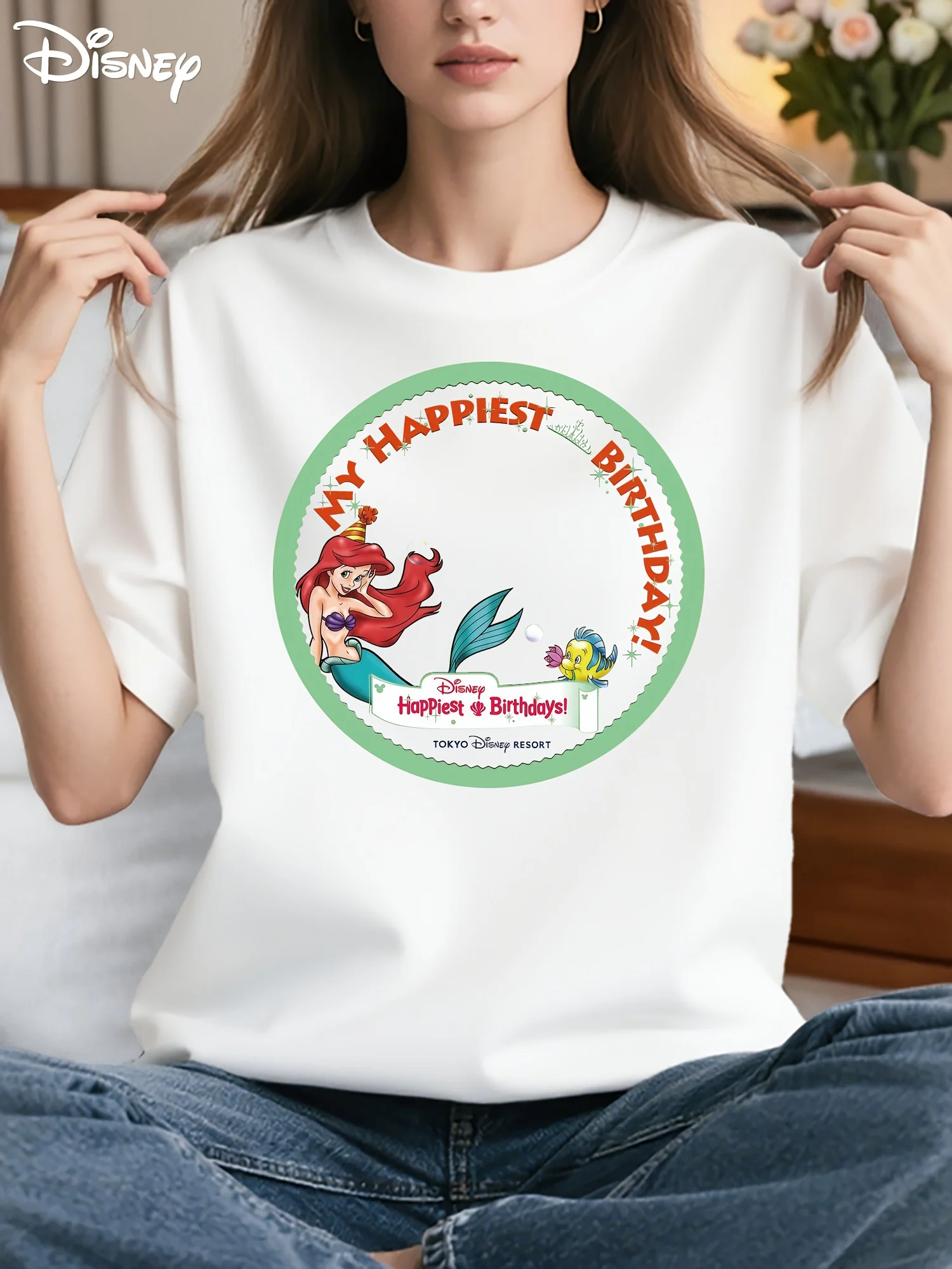 تي شيرت عيد ميلاد ديزني أرييل ومنتجع طوكيو - كم قصير أبيض كبير جدًا مع شخصية حورية البحر الصغيرة