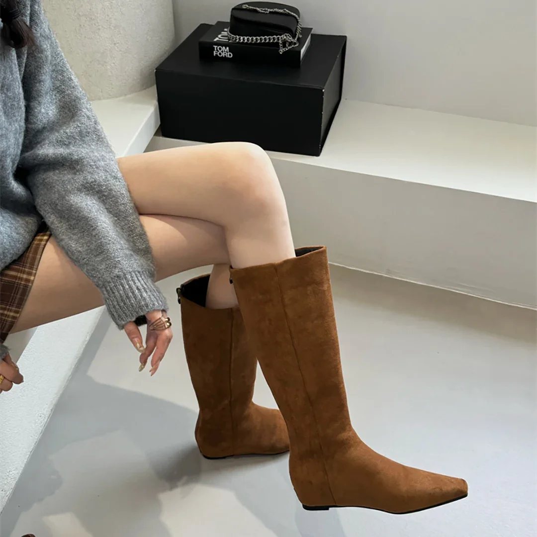 Botas de invierno con cuña y cabeza de punta marrón para mujer, botas largas de superficie desnuda de gamuza sintética, botas de invierno ajustadas a la moda para mujer, zapato con cremallera trasera ﻿