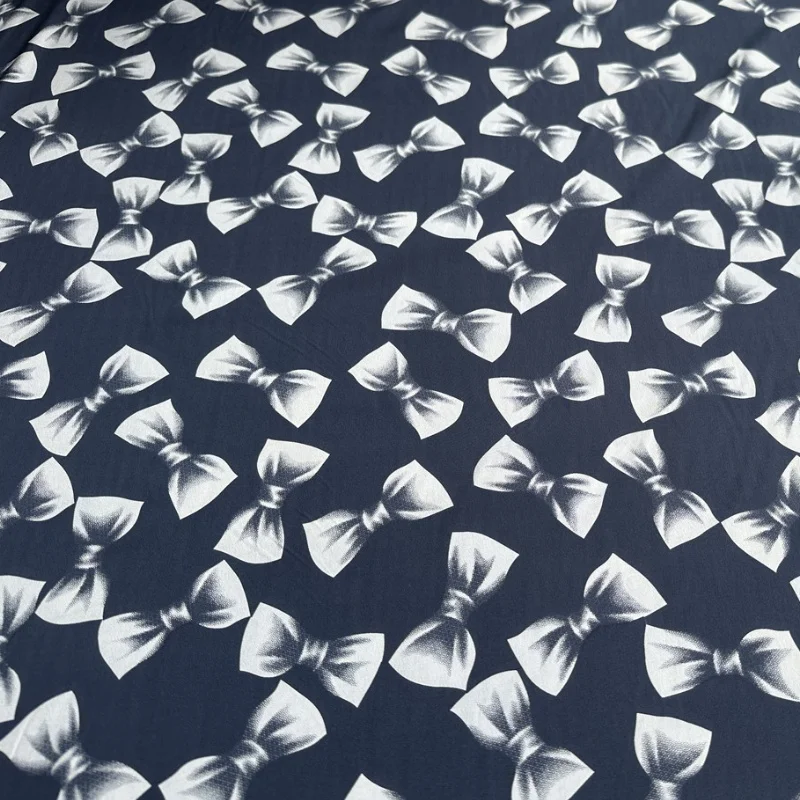 

1 метр, 95% шелк шелковицы, 5% спандекс, 18 мам, креповая шелковая ткань, темно-синий бант с принтом, 138 см, ширина 54 дюйма по дворам, JN273