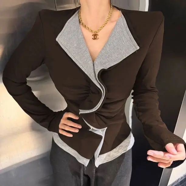 

Color Blocked V-neck Base Shirt for Women in Autumn and Winter 2025 New Pleated Two-piece Slim Fit Long Sleeved T-shirt