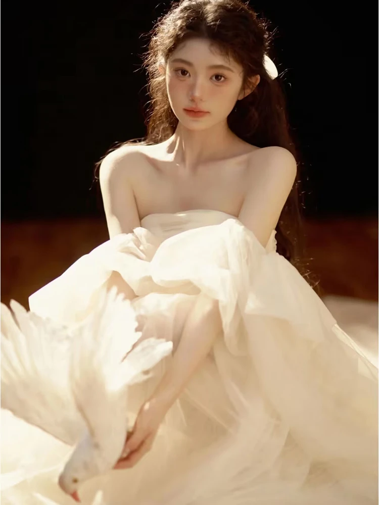 

Artistic Photography Studio White Moonlight Princess Style Soft And Beautiful Lighting Girl's Fashion Photography Wedding Dress