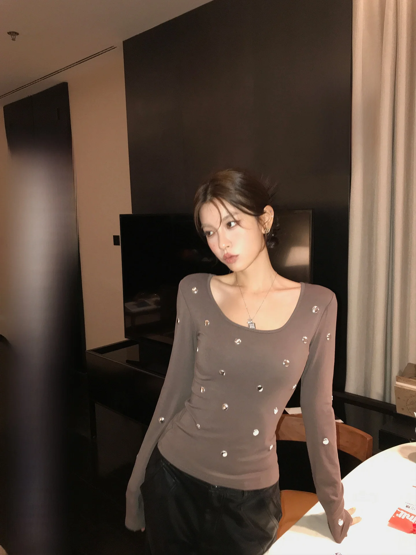 

LIONE mat ey Card Metal Ring Long Sve Slim Fit T-irt round Ne Women's Faion Casual Wear Chinese Brand