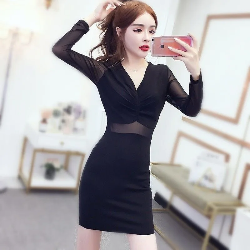 

Новое осеннее платье с вырезами, облегающее и стройнящее, в стиле зрелой женщины, подчеркивающее изысканность и элегантность.