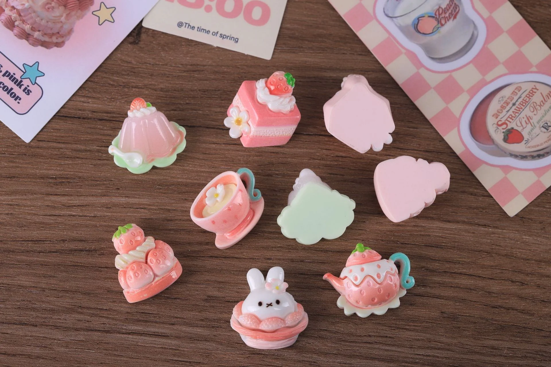 10 Stück Süße Erdbeer-Sahne-Kuchen Nachmittagstee DIY Handgemachtes Harz-Zubehör – Detail 2
