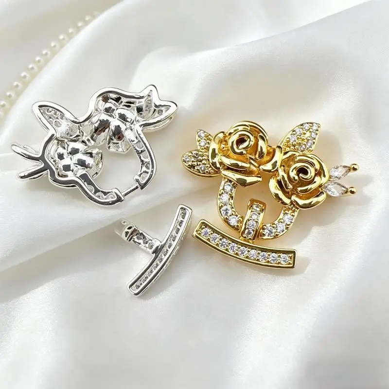 Mehreiliges Schmuckset aus Messing mit Rosen- und Perlenmotiven, bestehend aus Armband und Halskette, mit stabiler Endverschlussklemme, ideal für den täglichen Gebrauch und als Geburtstagsgeschenk. – Detail 5