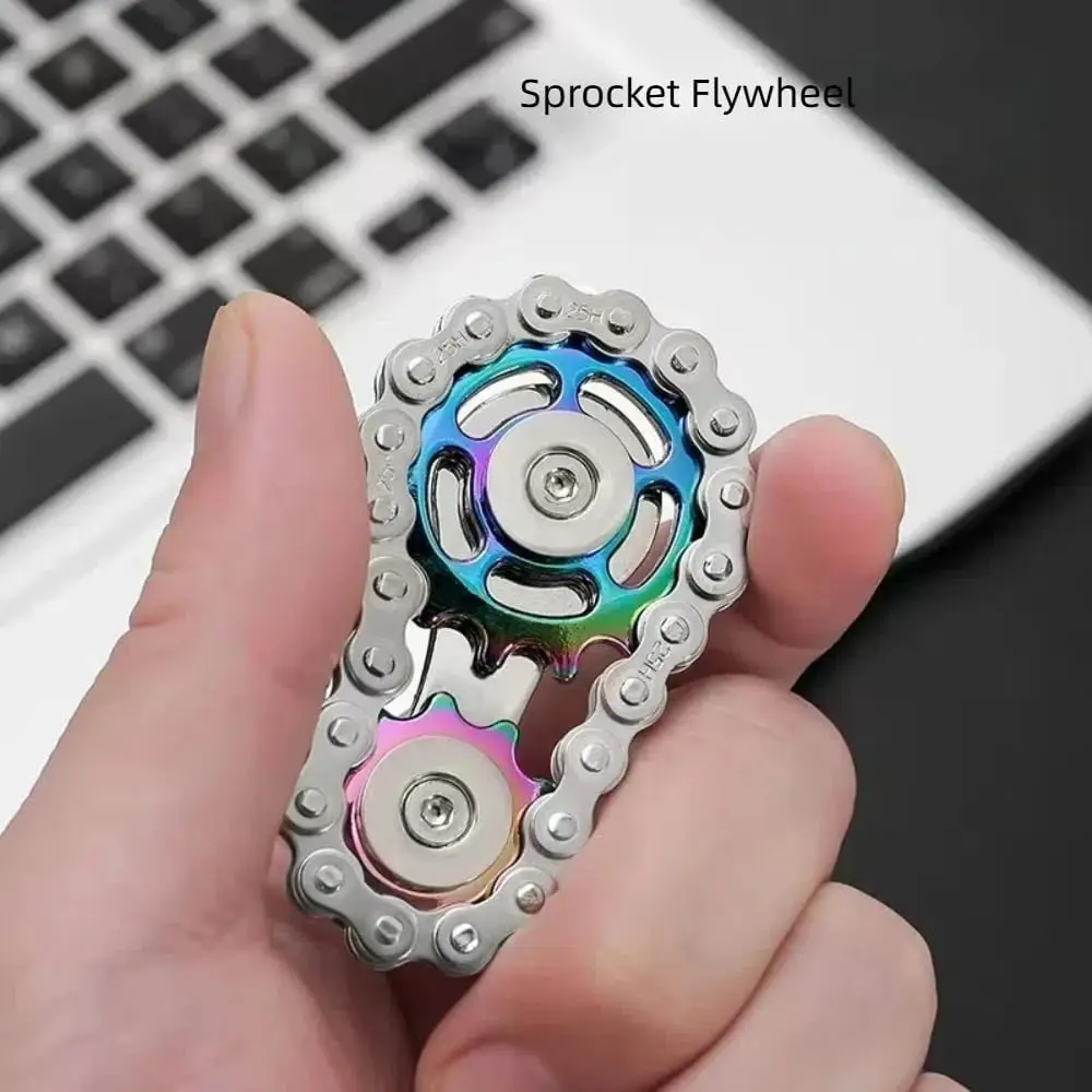 プレミアムレインボーギアチェーンフィジェットスピナー - メタルスプロケットフィジェットトイ - 集中力とストレス解消のためのコンパクトな2.36インチ x 1.38インチ
