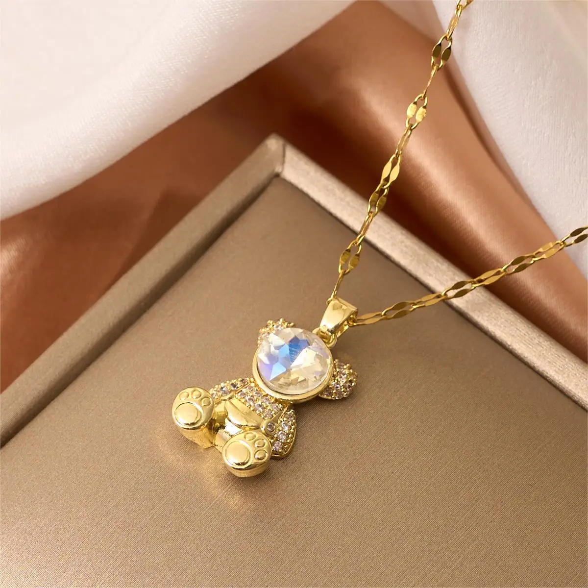 Collier pendentif ours mignon plein de diamants et de pierres précieuses colorées, à la mode et luxueux, le premier choix de cadeaux pour les amis