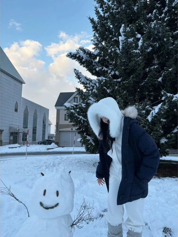 เสื้อโค้ทขนเป็ดแบบยาวปานกลางทรงหลวมสำหรับผู้หญิง รุ่น East Gate Rabbitskin Collar down Jaet ให้ความอบอุ่น เหมาะสำหรับกิจกรรมกลางแจ้งในฤดูหนาว