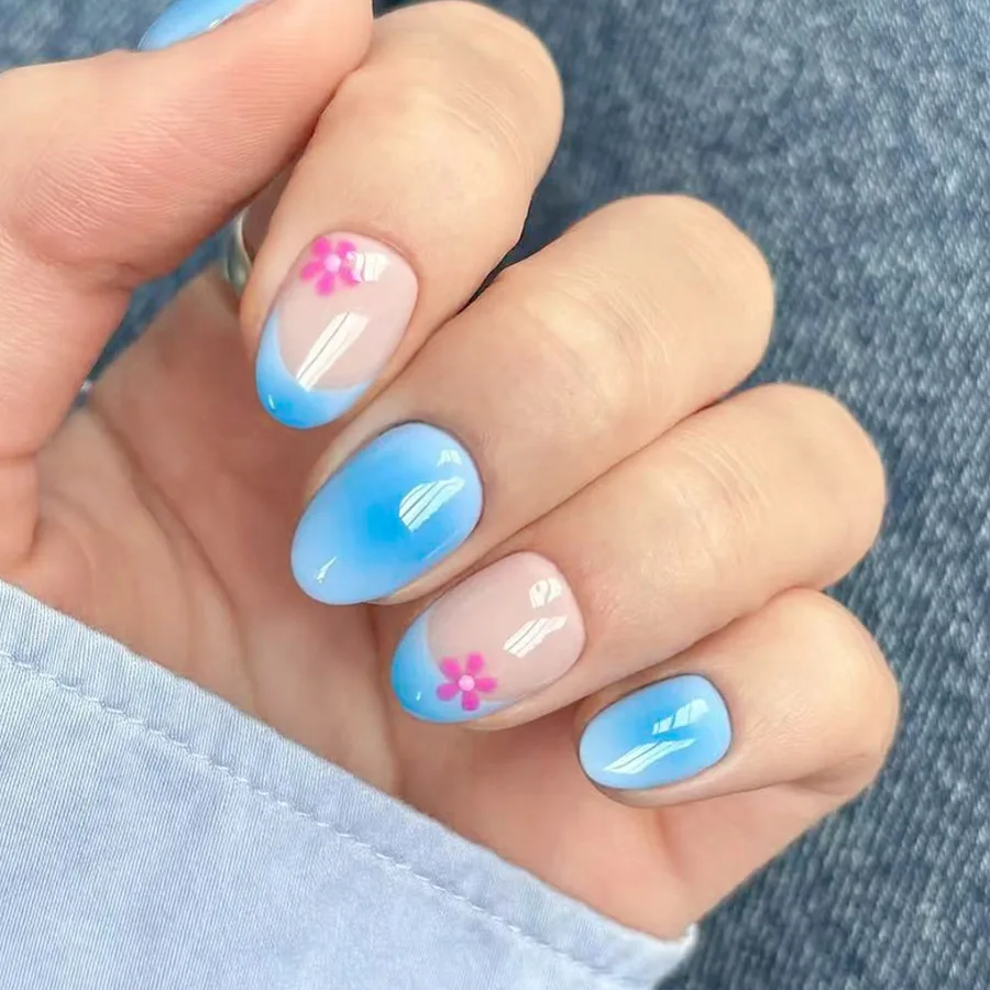 

24Pcs Short Round Head Press on False Nails Blue Gradient French Design Fake Nails Simple Flower Reusable Full Cover Nails Tips