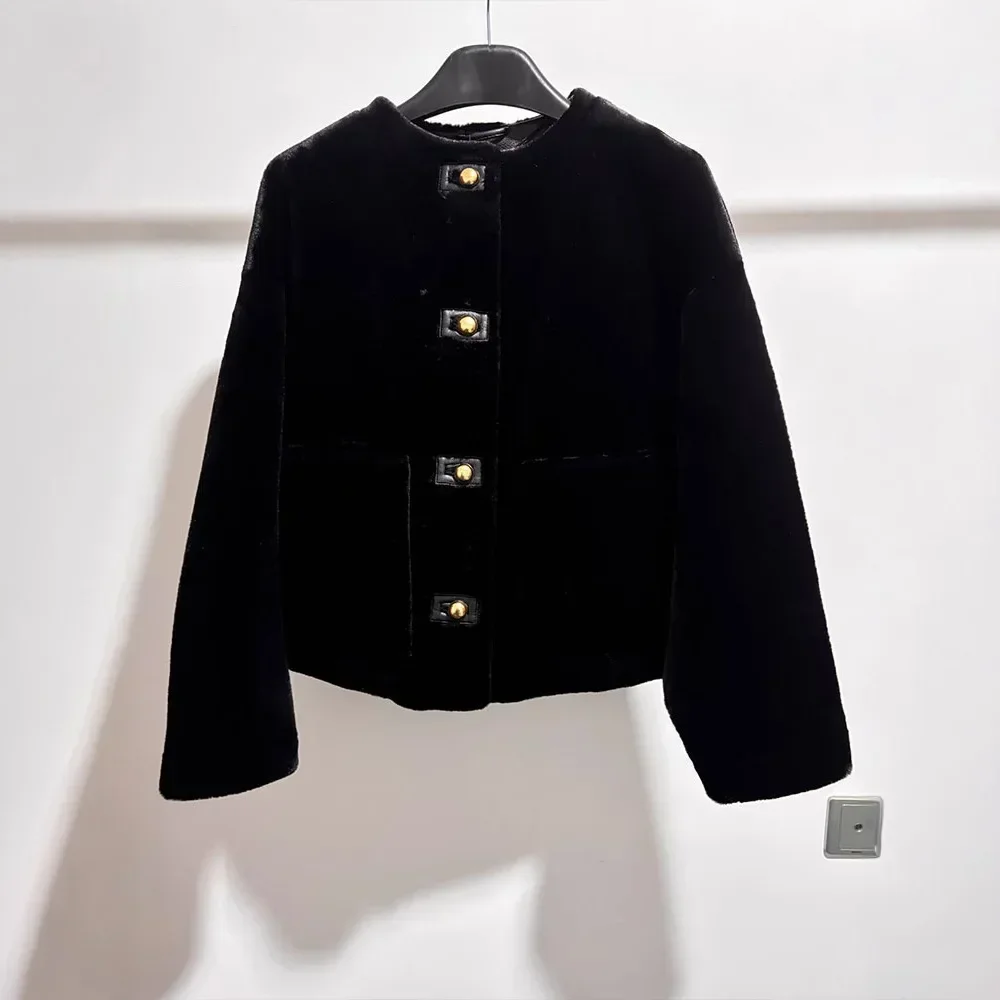 2024 شتاء جديد المرأة جولة الرقبة طويلة الأكمام الأسود فو الفراء تأثير سترة مزاجه تنوعا زر الديكور