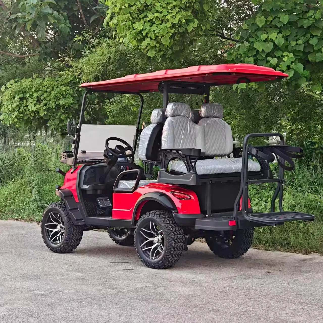 

Durable 4-seater golf cart with all-terrain tires and aluminum rims - perfect for golf course resorts