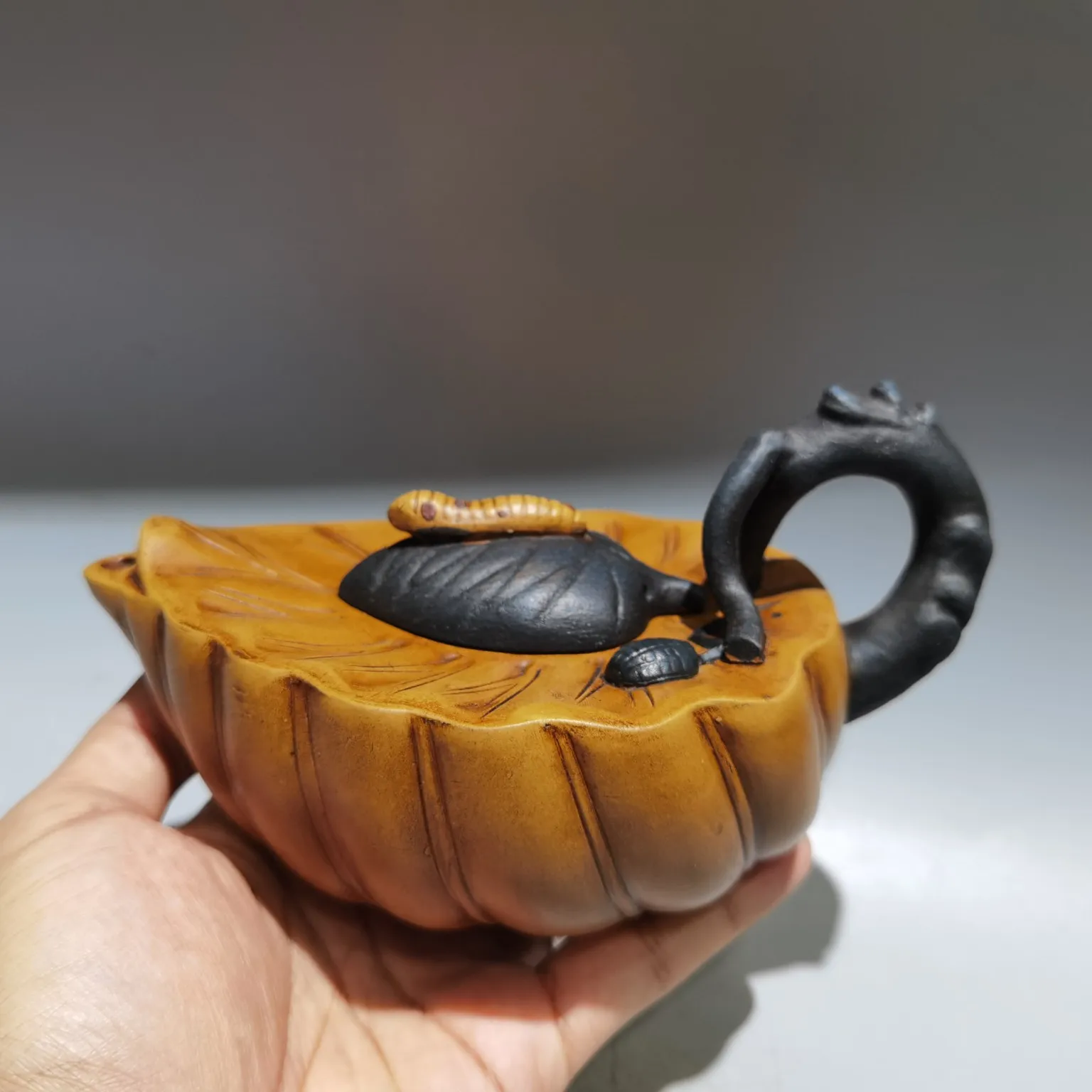 

7"Chinese Yixing Purple Clay Teapot Silkworm statue cover Mulberry leaf shaped pot Kettle Teapot Flagon Ornaments