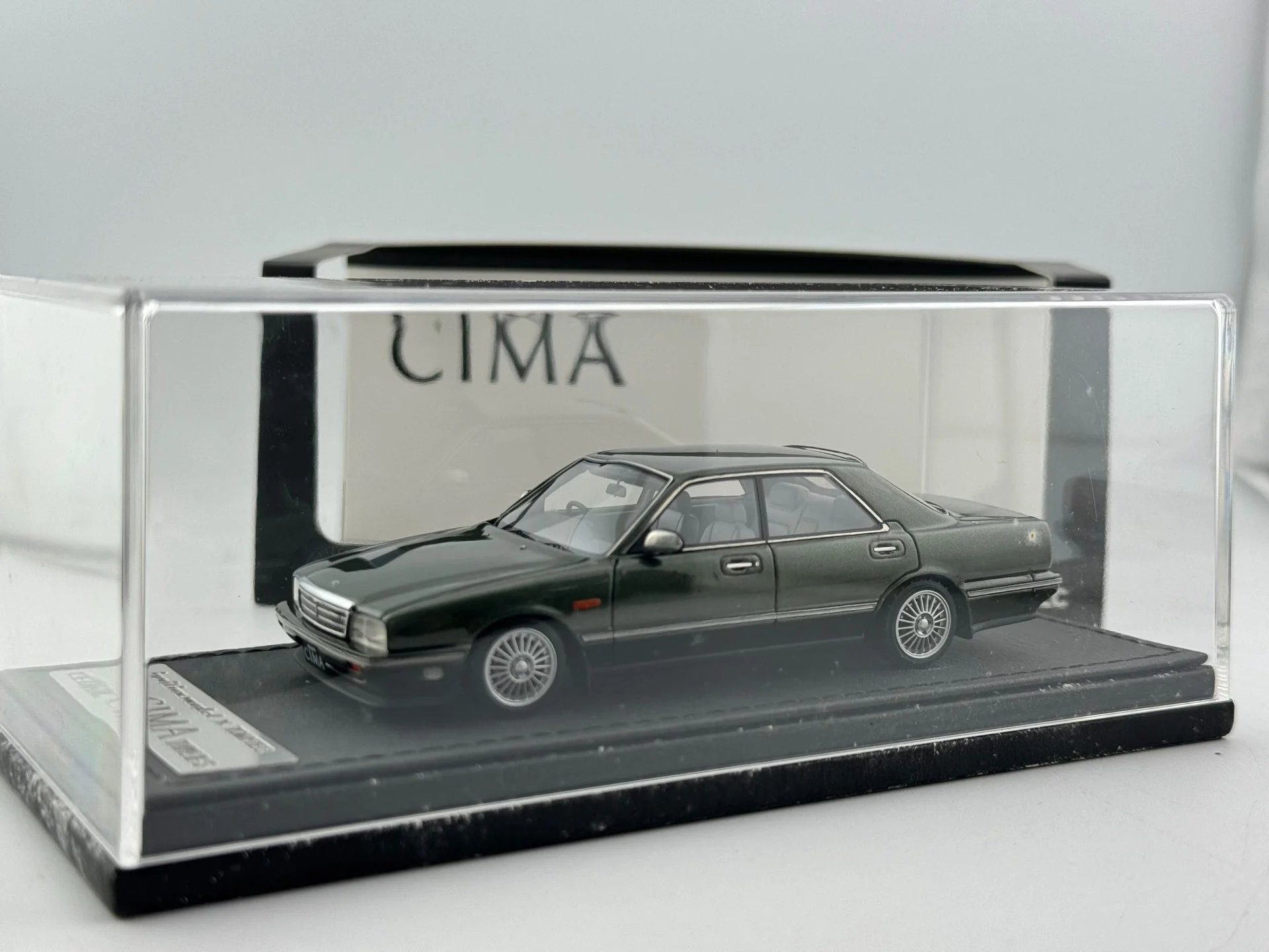 

Leather Seat Peeling Off Box Old Ignition Model 1/43 Scale Cedric CIMA Resin Car Model