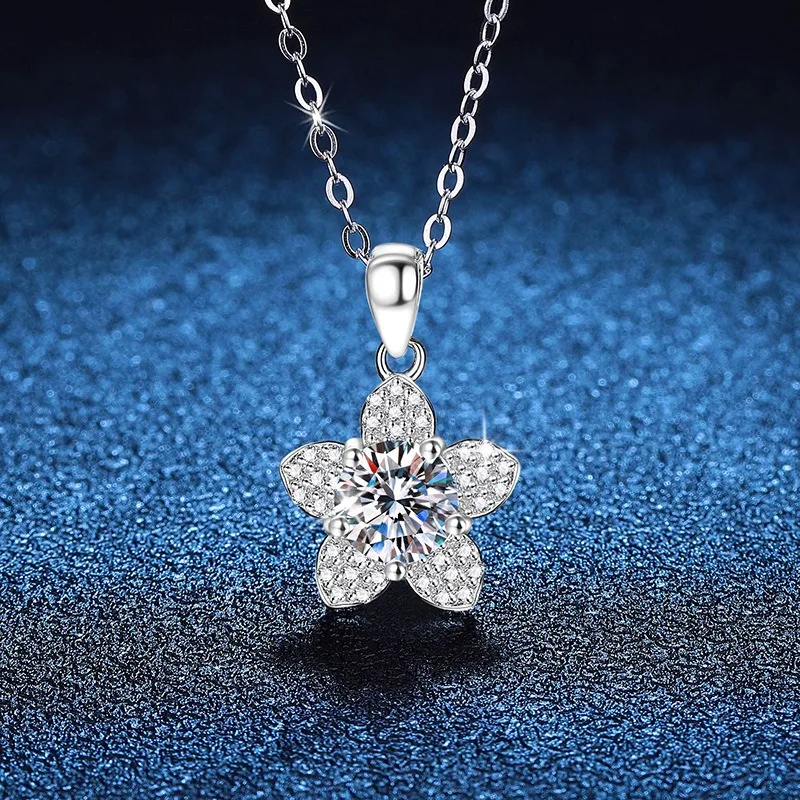 

Ожерелье с подвеской в виде камелии из стерлингового серебра 925 пробы, 1 карат, цвет D, муассанит, цветочный элегантный ювелирный подарок для женщин