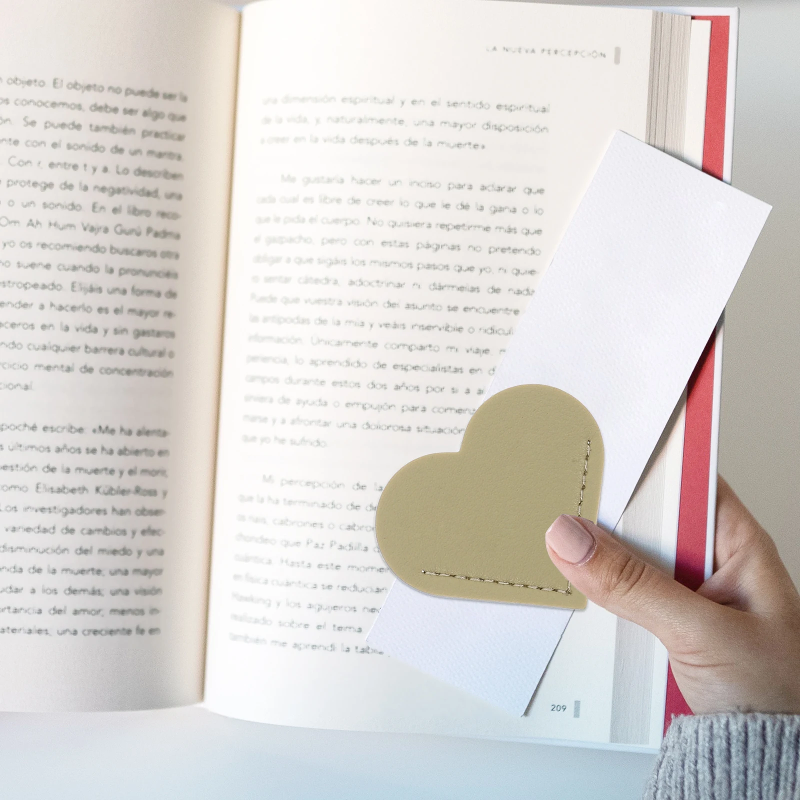 

9pcs Heart Shaped Bookmarks Pu Page Corner Protectors Aesthetic Cute Book Markers For Women Scrapbook Photo Corners