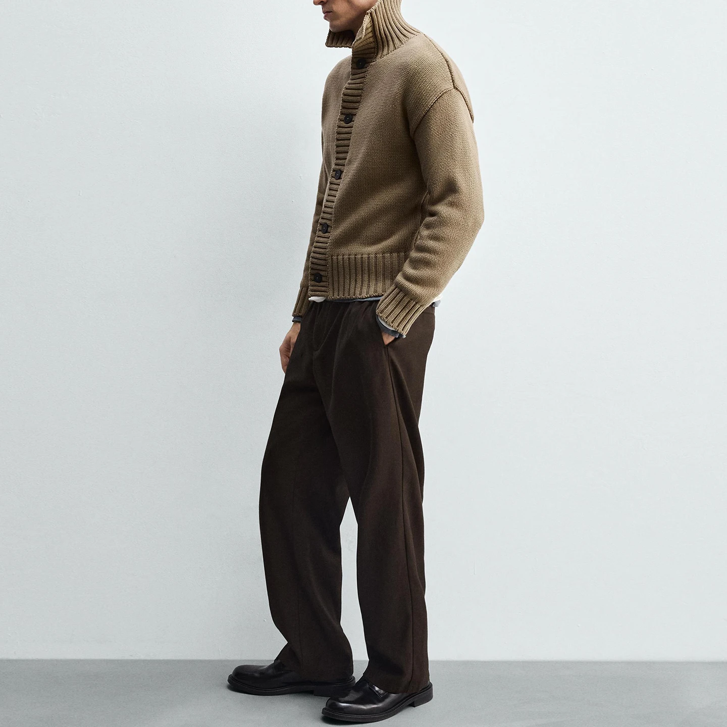 محبوك عالية الياقة طويلة Sve الملمس الرجال ملابس خارجية عادية فضفاضة تناسب الشباب Faionable شخصية تريكو الخريف 2025