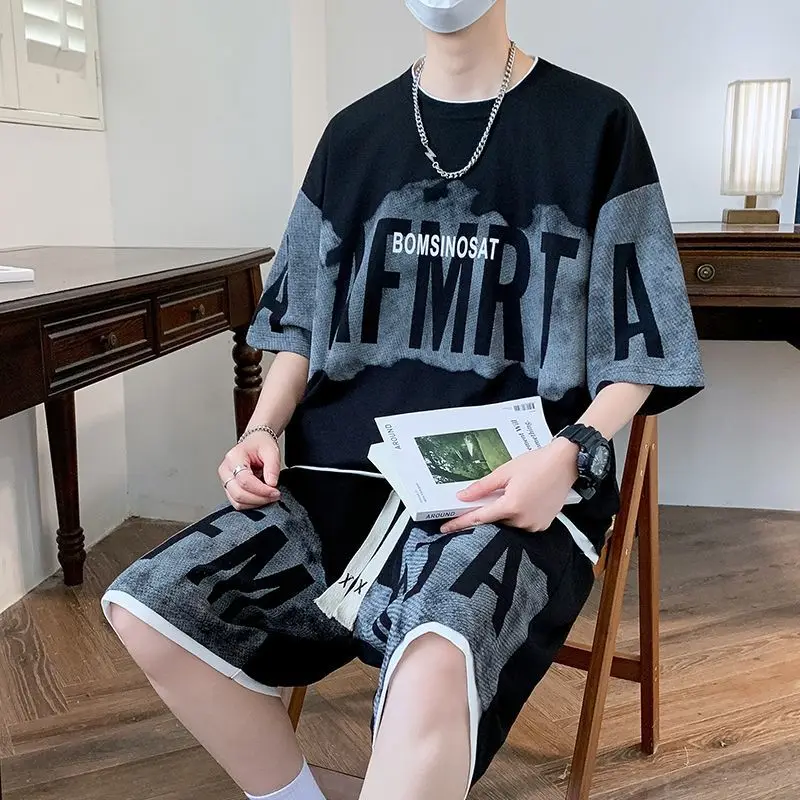 

Летний спортивный комплект: повседневный свободный костюм-двойка для подростков из полиэстера (футболка и шорты) – модный бренд