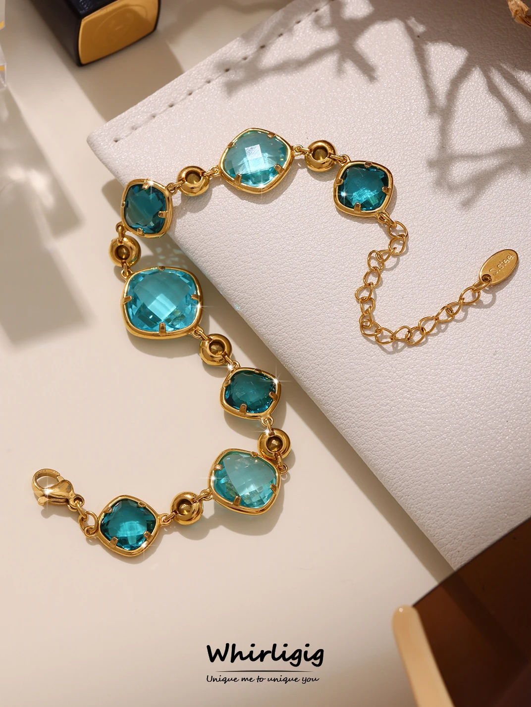 Edles quadratisches Edelstahlarmband für Damen, luxuriöser Zirkon-Glassteine, vergoldeter Charm-Schmuck