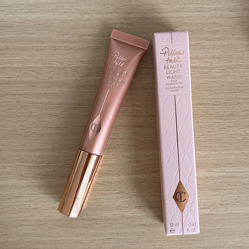 Charlotte CT Cushion Blush Stick, langdurige natuurlijke kleur, dubbelzijdige blush voor lippen en wangen, geperst poeder van Tilbury.