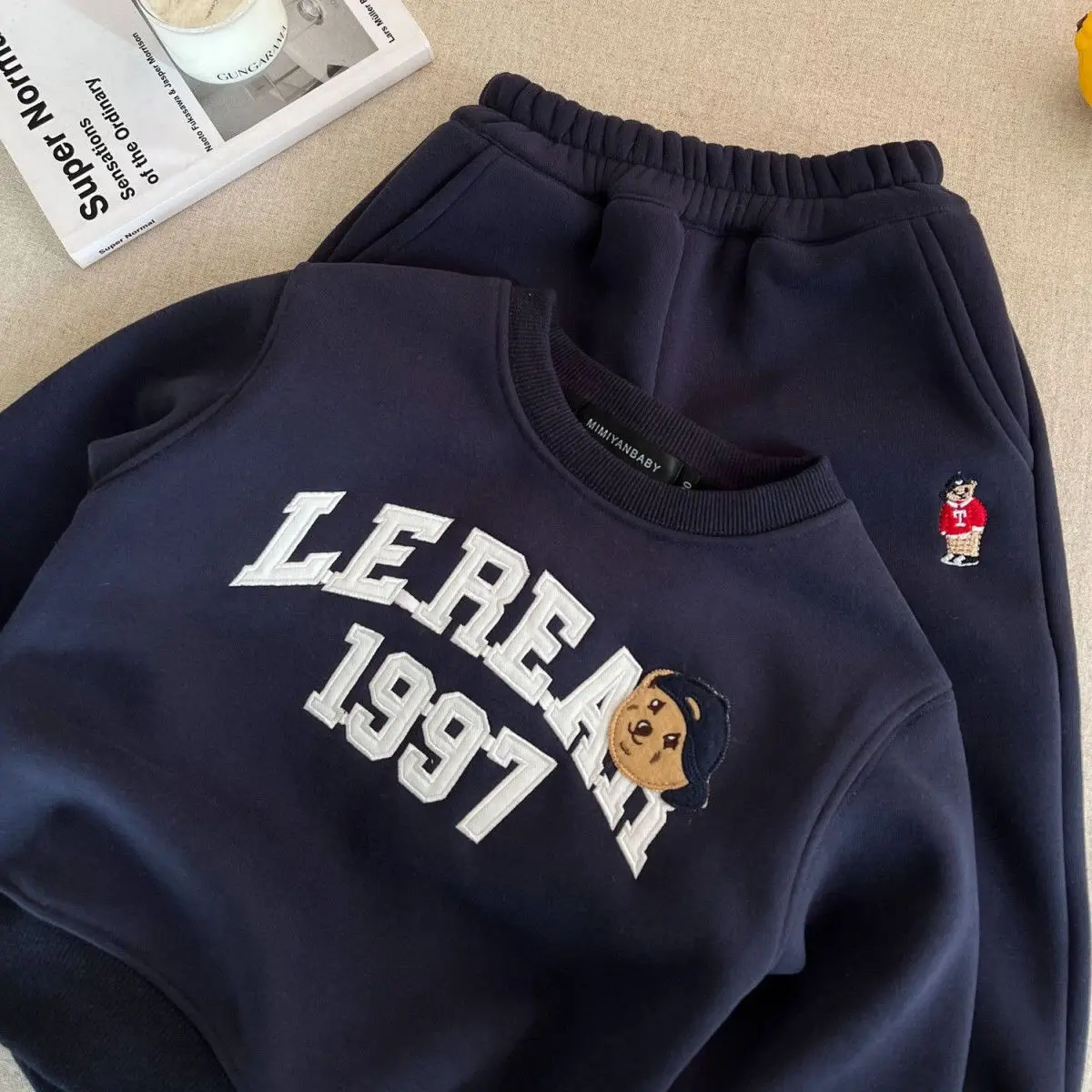 2026 Neuer Koreanischer Fleece-Trainingsanzug, Winter Verdickter Buchstaben-Pullover & Bären-Jogginghose 2-teiliges Set für Jungen und Mädchen – Detail 9