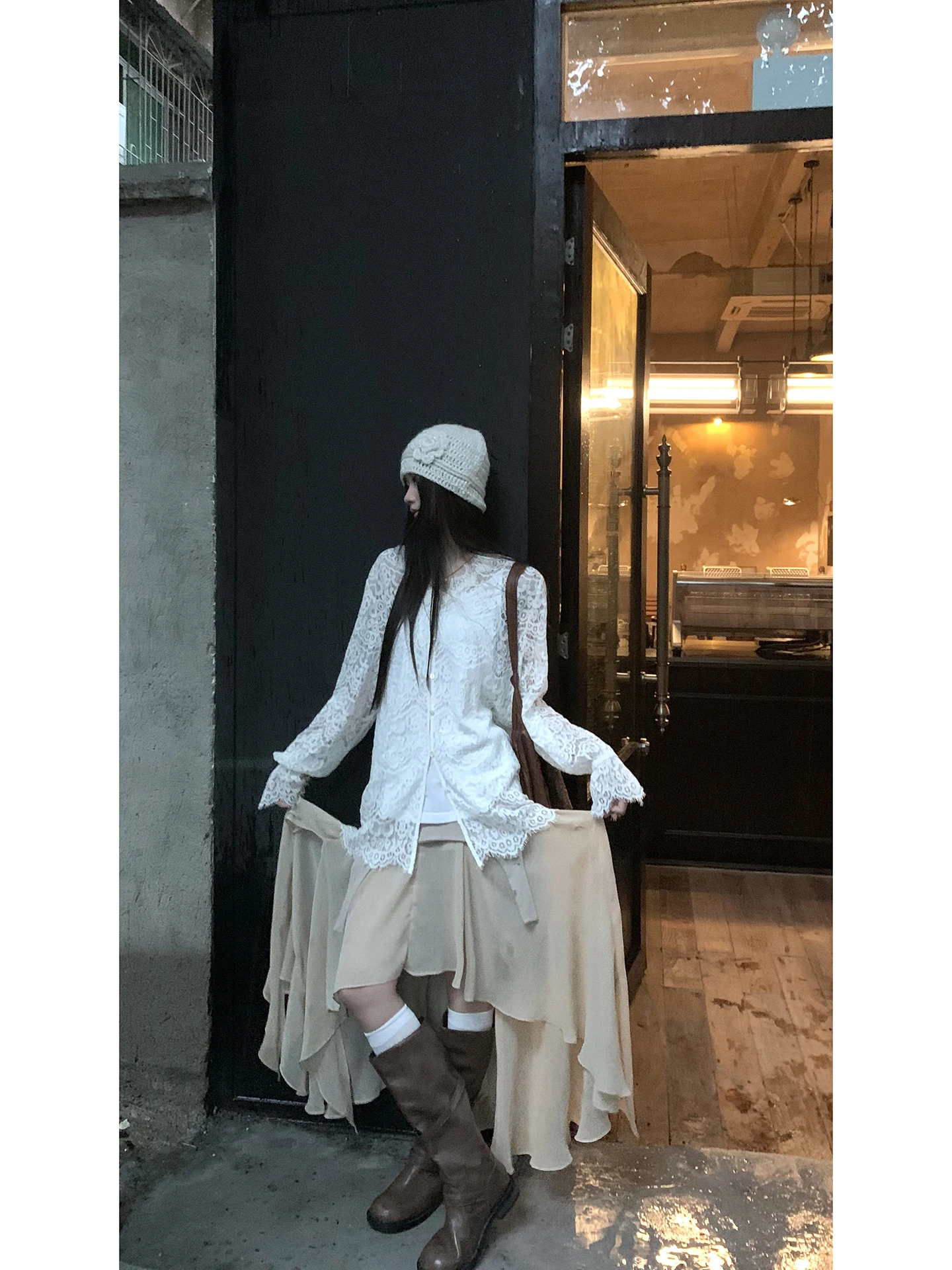 قميص نسائي طويل الأكمام من الدانتيل باللون الأحمر، تصميم فريد لخريف 2025 المبكر، قطعة علوية أنيقة غير تقليدية، مزيج من النايل...