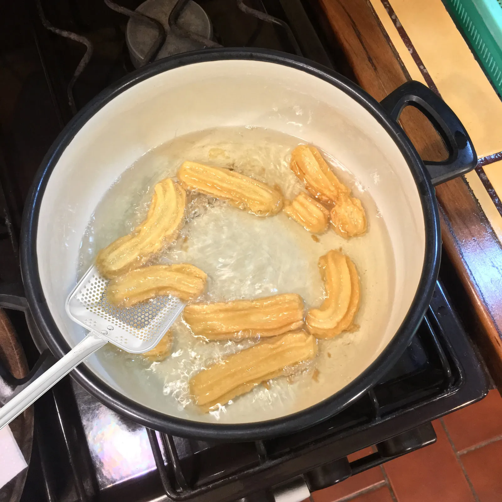 

1Pcs Stainless Steel Oil Slag Scoop Rust Resistant Filter Spoon Long Handle Strainer Cooking Frying Skimmer Kitchen Utensil