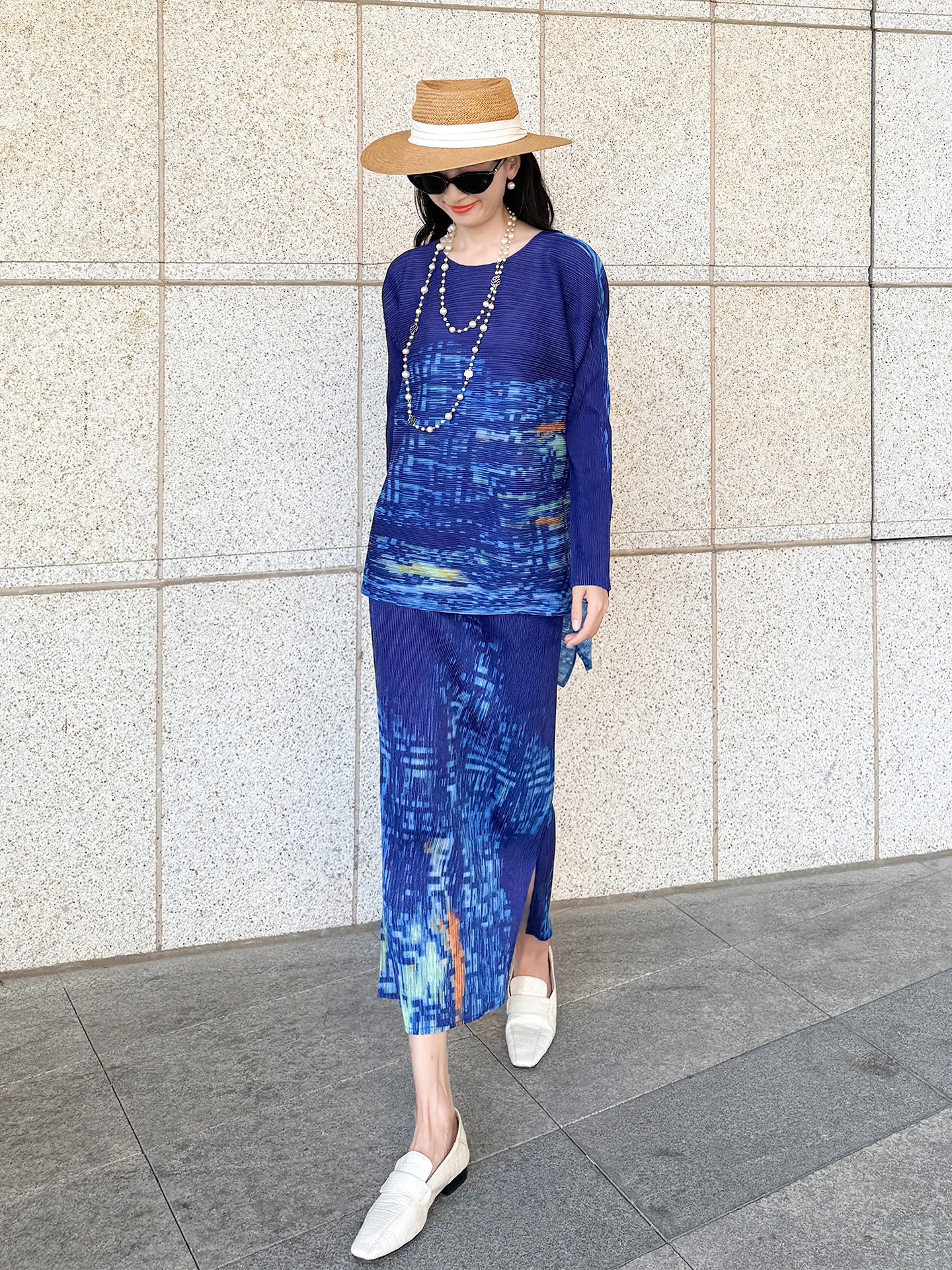 프린트 불규칙 티셔츠와 플리츠 스트레이트 스커트가 포함된 루즈핏 오버사이즈 여성 세트 – 2025 가을 신상 여성 의류