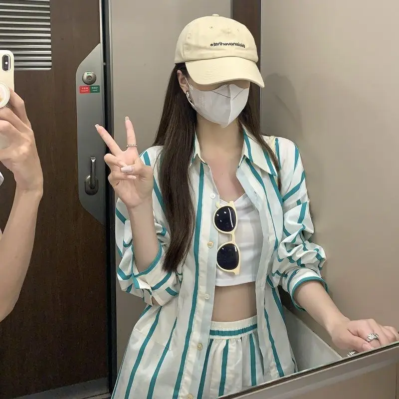 Traje a rayas dulce y picante para mujer, novedad de verano, camisa fina holgada de manga larga con protección solar, pantalones cortos de pierna ancha, conjunto de dos piezas