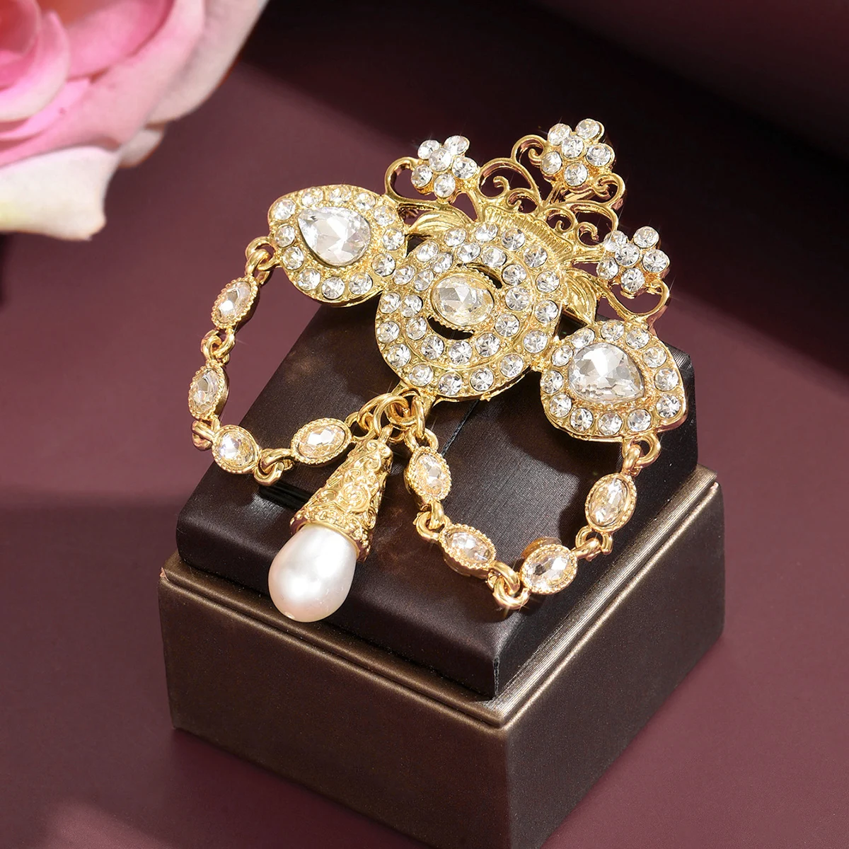 

Vintage Gold-Plated Crystal Pearl Brooch - Baroque Style Rhinestone Pendant Pin for Women Wedding Party Fashion Accessory Gift
