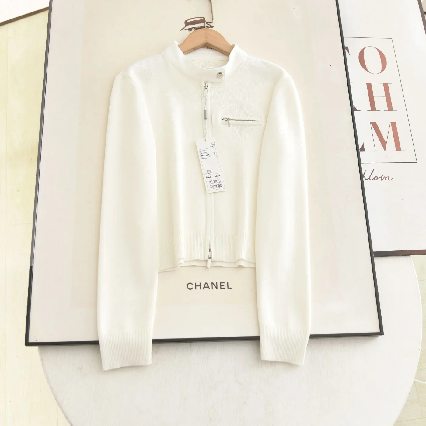 

Весна 2026: Новая женская вязаная кофта-кардиган белого цвета с двойной молнией, воротником-стойкой и эффектом омоложения