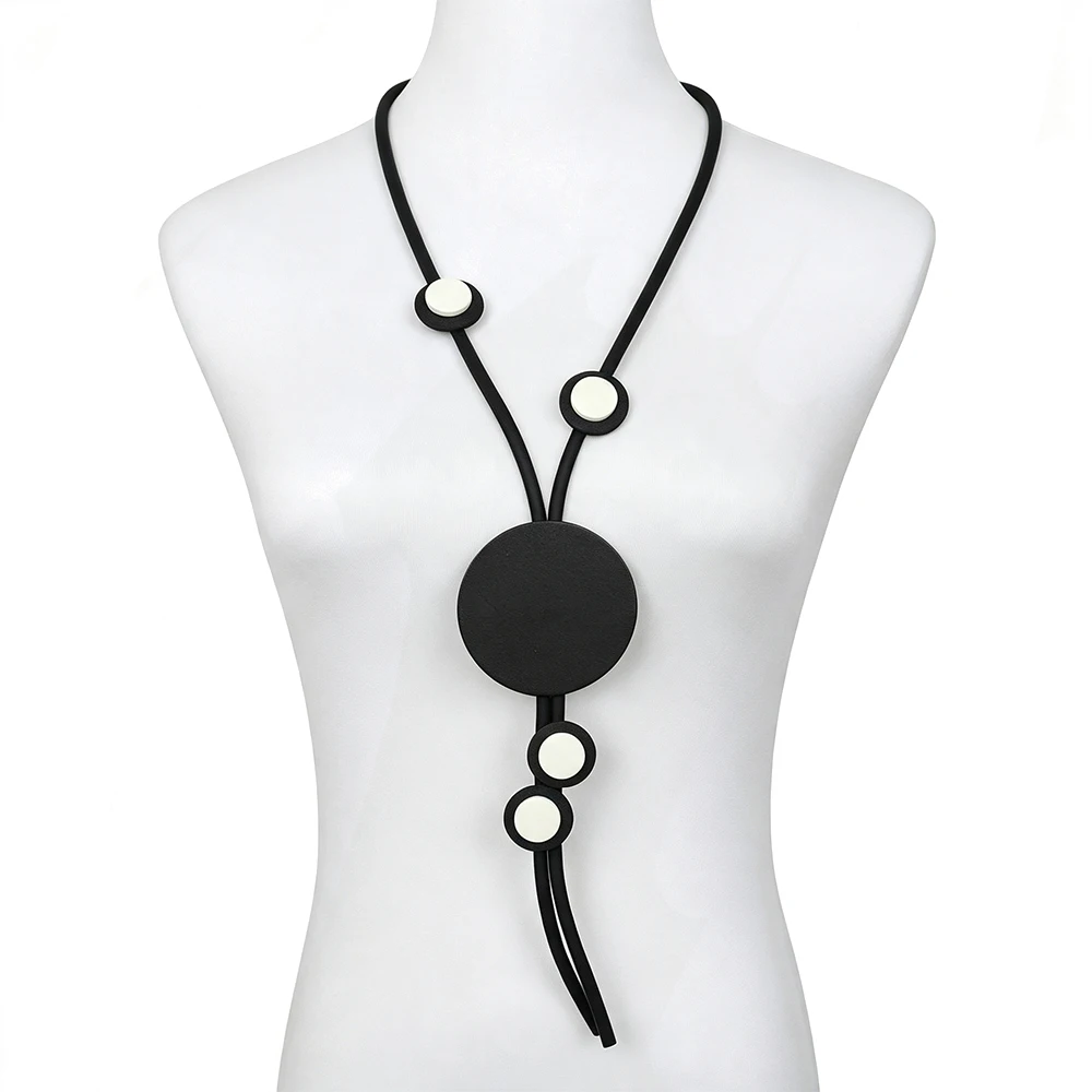UKEBAY Lange Geometrische Anhänger-Halskette für Frauen Minimalistischer Boho-Statement-Schmuck aus Gummi für Party und Alltag Einzigartiges Design – Detail 5