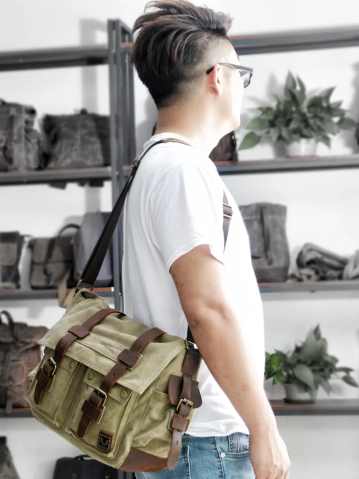 American Retro Canvas Commuter Crossbody Bag Casual Unisex Shoulder Bag Outdoor Simple Motorcycle Large Capacity Messenger Bag