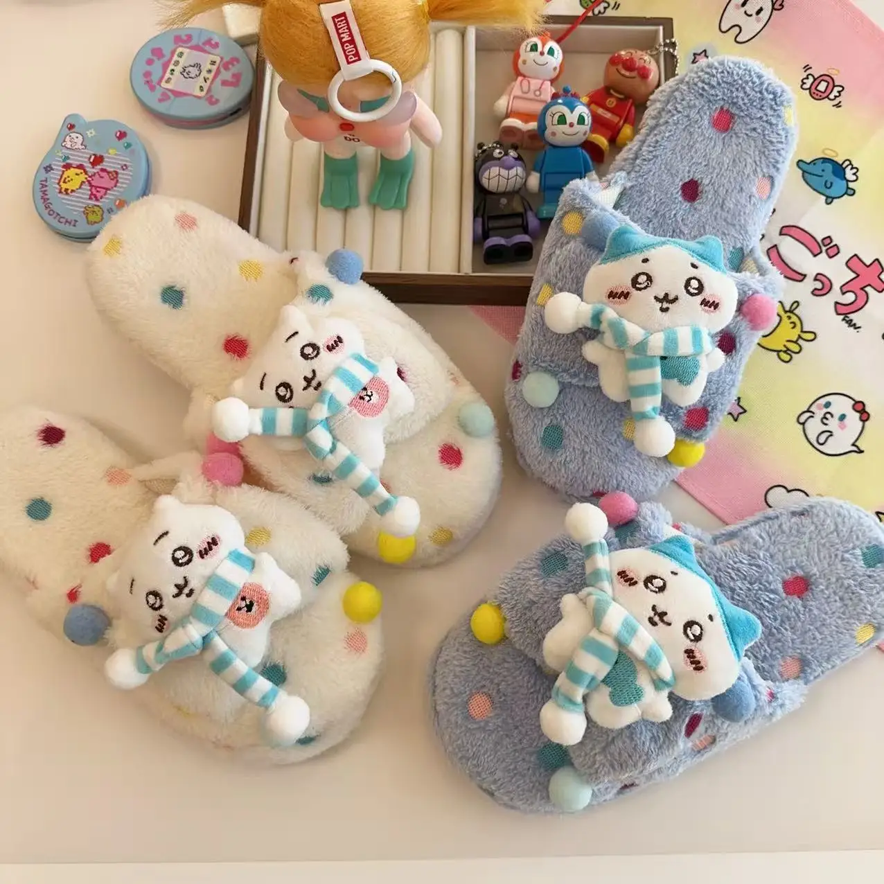 

Милые плюшевые тапочки Chiikawa, мягкие и уютные, с декором в виде маленькой куклы-восьмерки с шарфом, нескользящие, теплые, для дома и спальни.