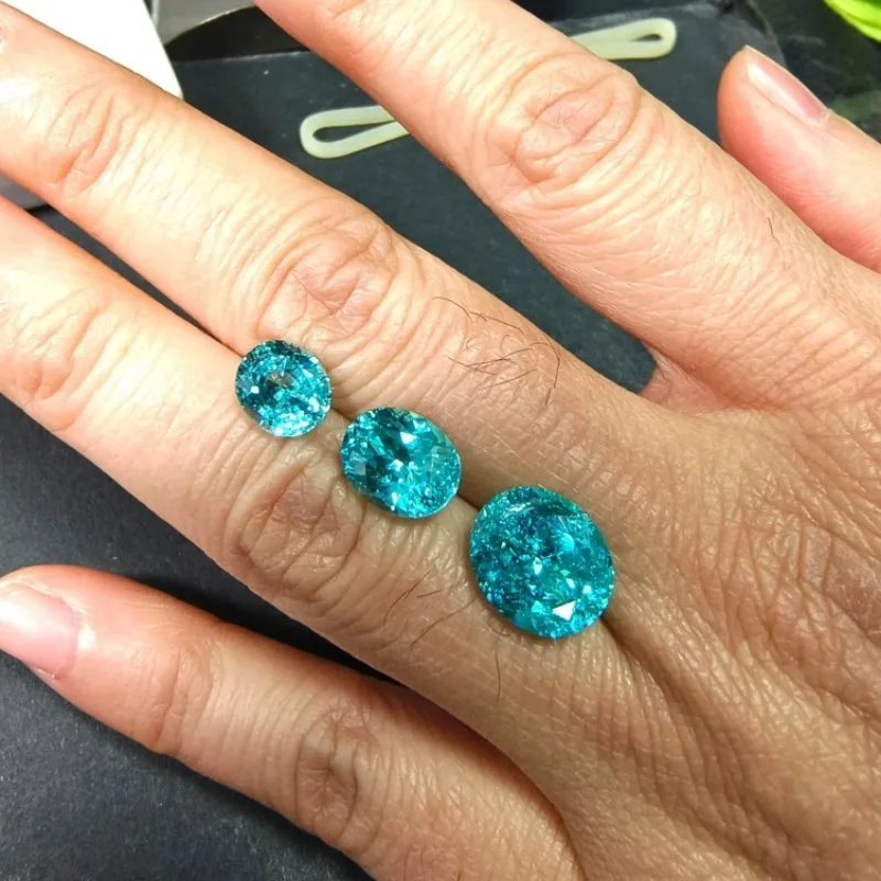Laborgezüchteter Paraiba-Saphir im Ovalschliff, hochwertiger, im Labor hergestellter Edelstein für die Herstellung von Schmuckstücken, inklusive Zertifikat. – Detail 2