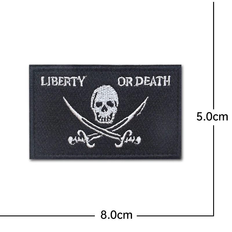 Parche táctico bordado calavera blanco negro con velcro - imagen 2