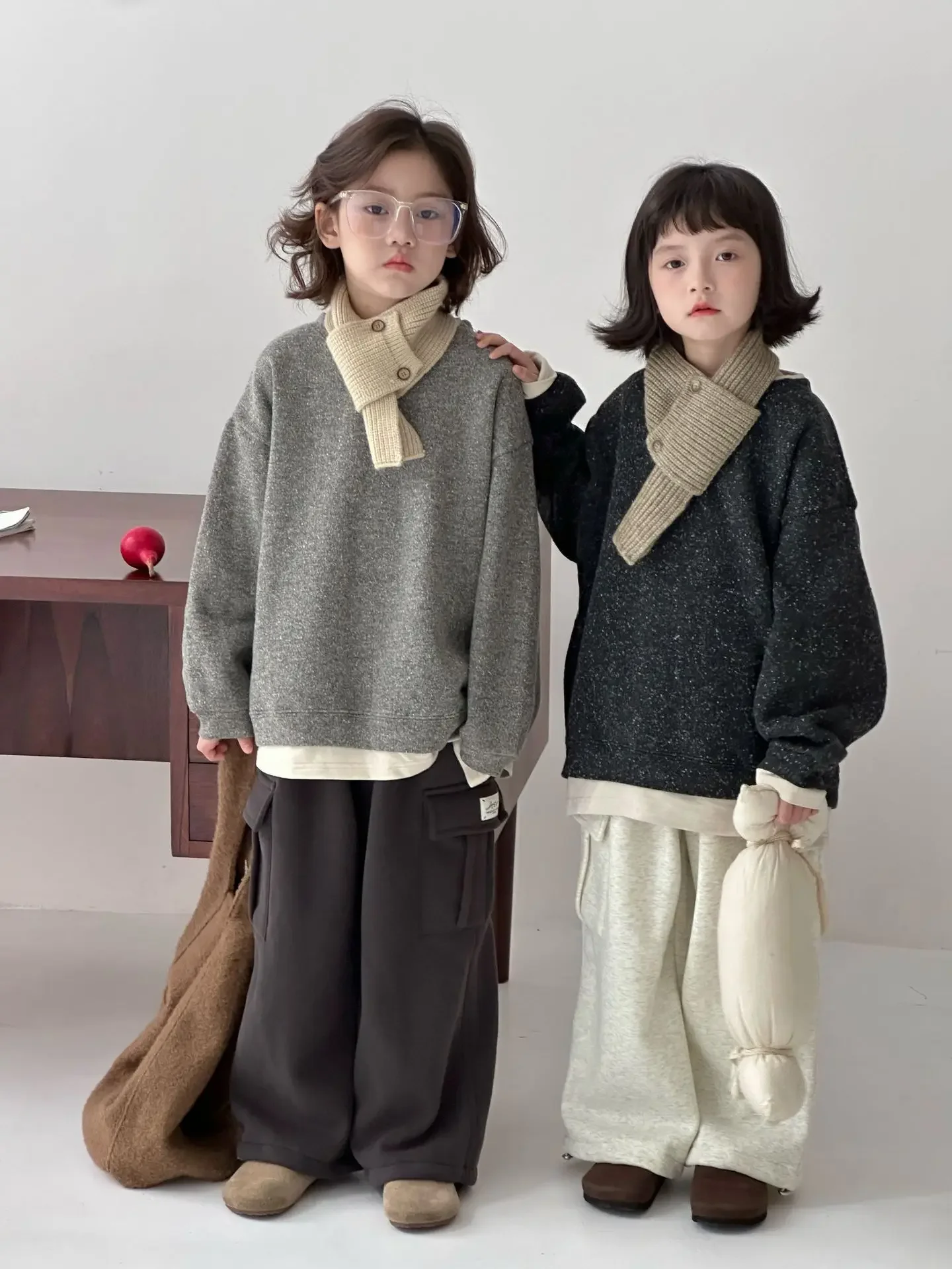 Pantaloni da ragazza 2024 inverno nuovi bambini indossano pantaloni sportivi ispessiti in cashmere per ragazzi e ragazze in stile coreano semplici