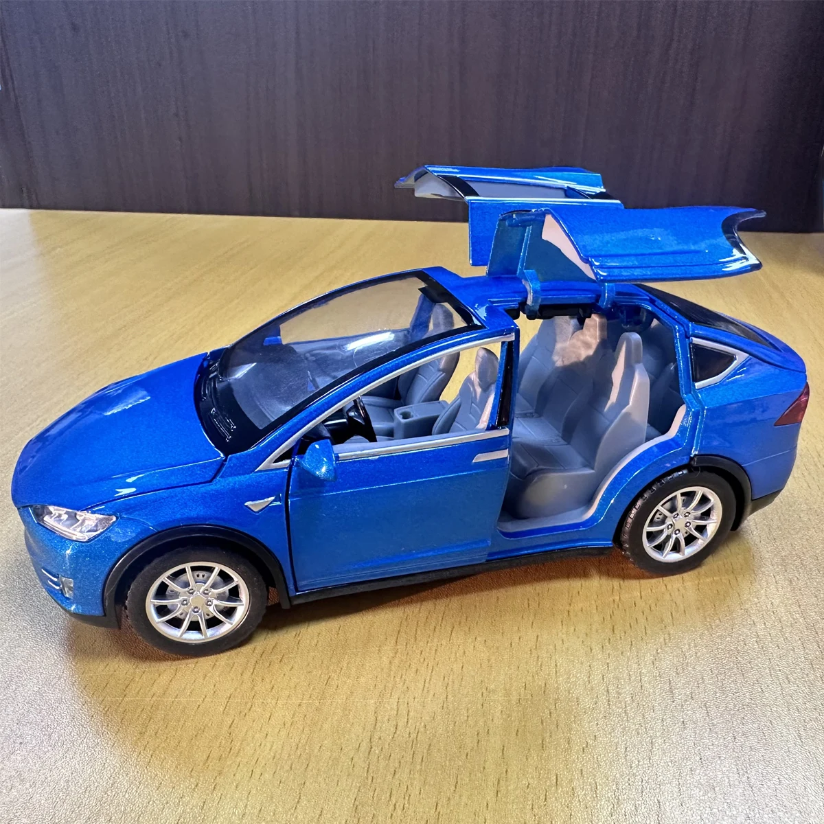 1:22 Legierungsdruckguss-SUV-Automodell-Spielzeug für Jungen, kreatives Geschenk für Autoliebhaber, Ausstellungskollektion mit Ton und Licht, zurückziehbare Aktion, Türen zu öffnen, Geschenk